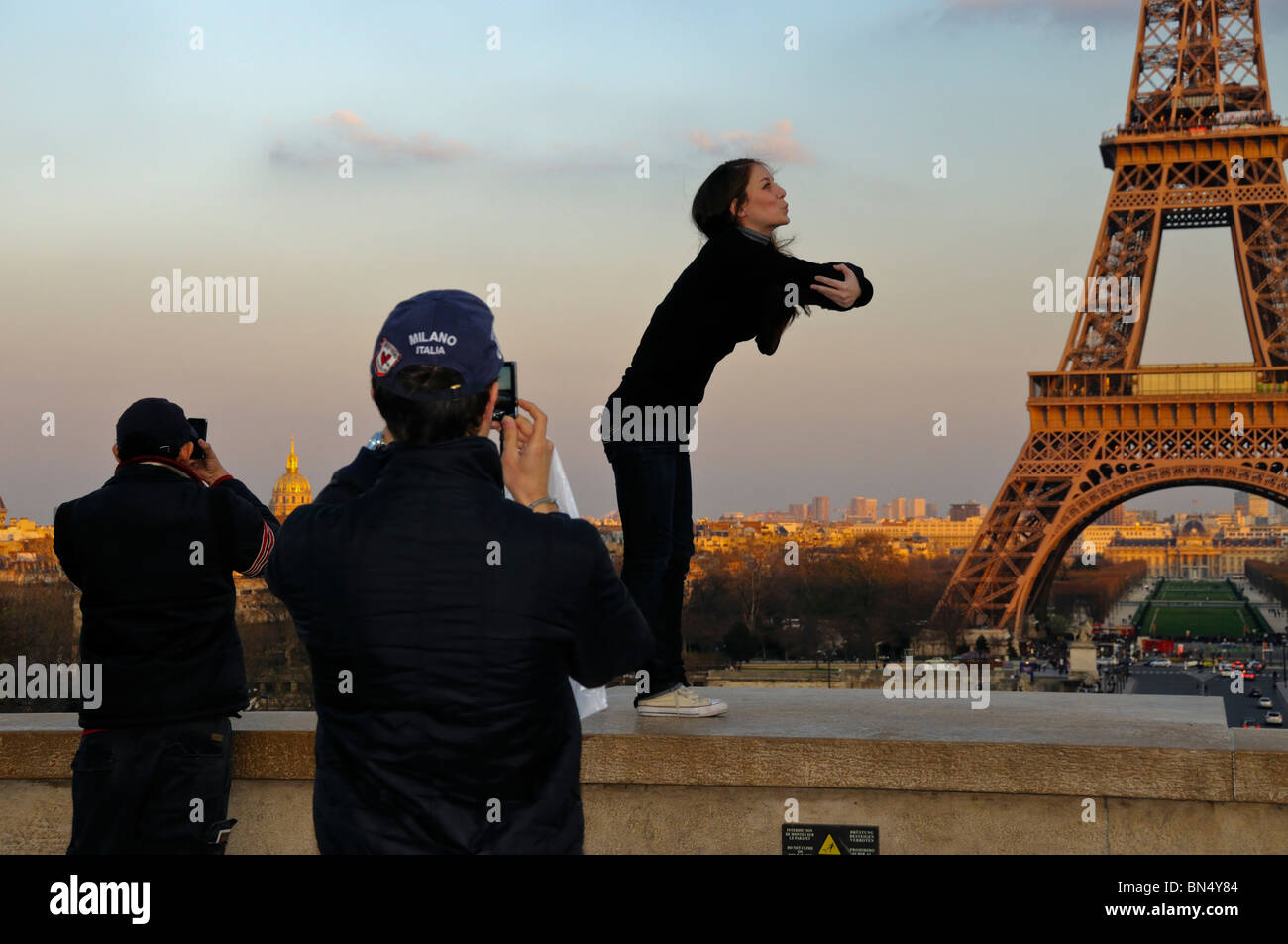 I turisti in visita alla Torre Eiffel, al modulo di visualizzazione Trocadero Plaza, Parigi, Francia, uomo di scattare le foto Foto Stock