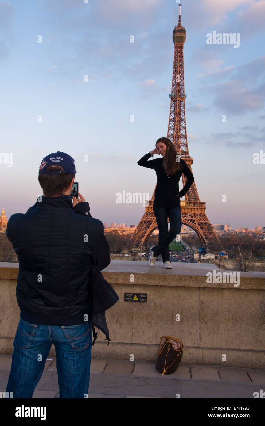 I turisti in visita alla Torre Eiffel, al modulo di visualizzazione Trocadero Plaza, Parigi, Francia Foto Stock