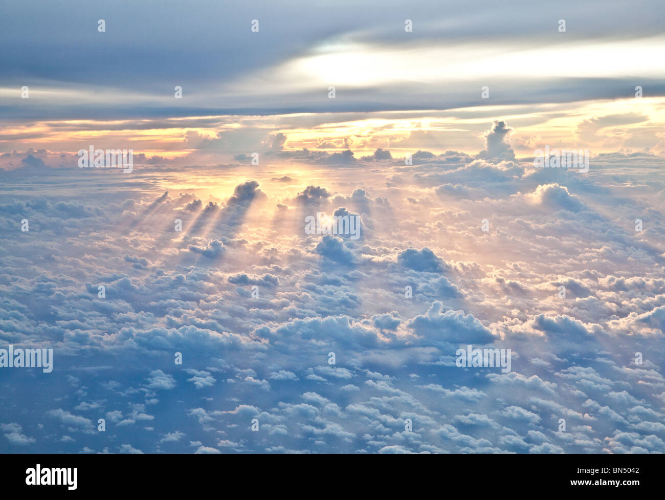 Raggi di sole brillare attraverso le nuvole come crepuscolo approcci Foto Stock