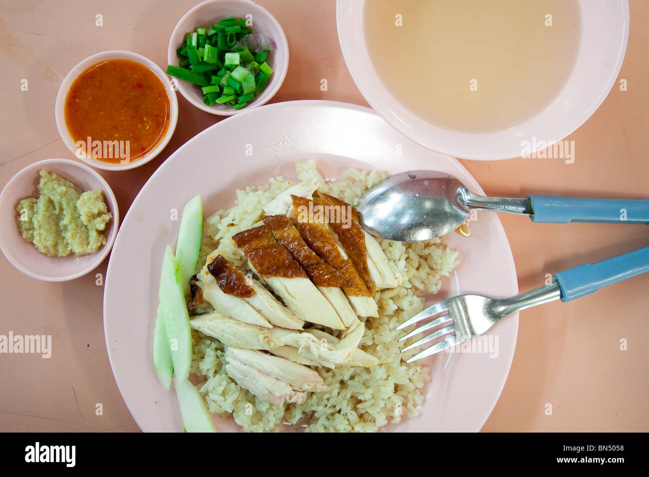 Riso al pollo e una società di Singapore Hawker Centre Foto Stock