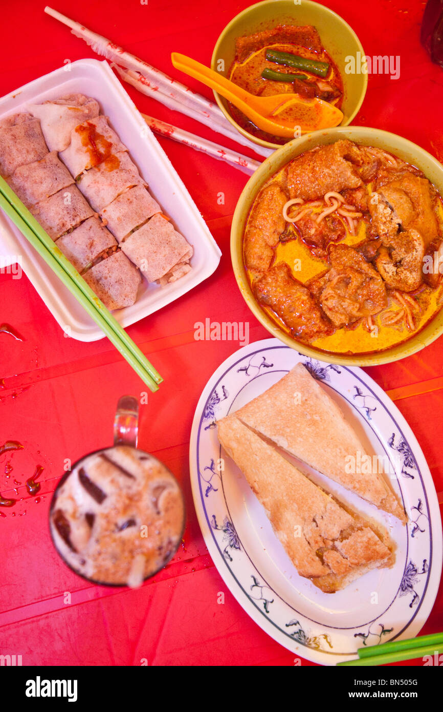 Chinese Malay Street hawker food - Nyonya Kuih Pie Tee cappelli, Char Kuey Teow, Popia, Curry Laksa , Kaya Toast, Hainanese Caffè Foto Stock