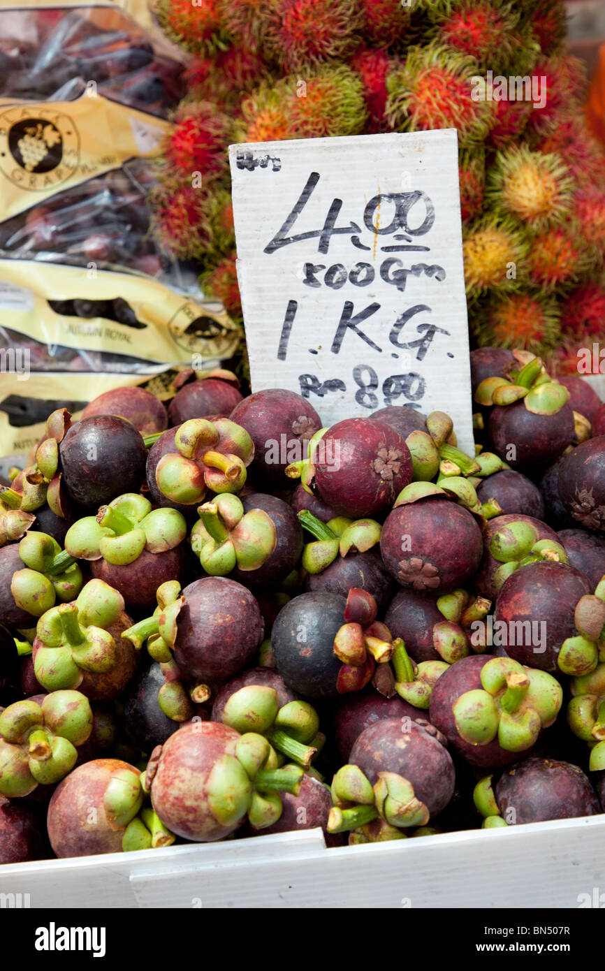 Mangostani e Rambutans in vendita in un malese sul mercato di frutta Foto Stock