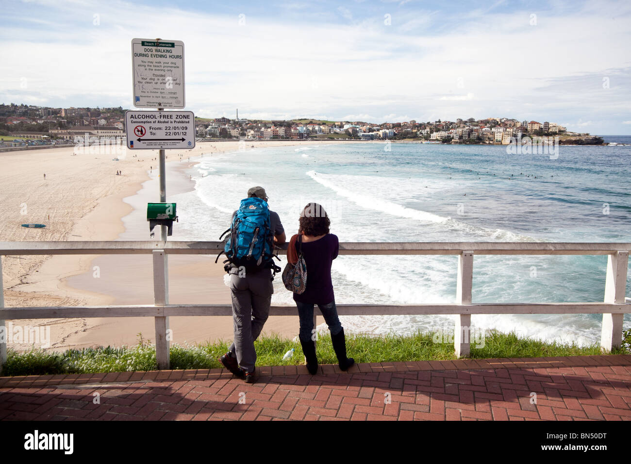 Backpackers sul Bondi Beach a Sydney in Australia Foto Stock
