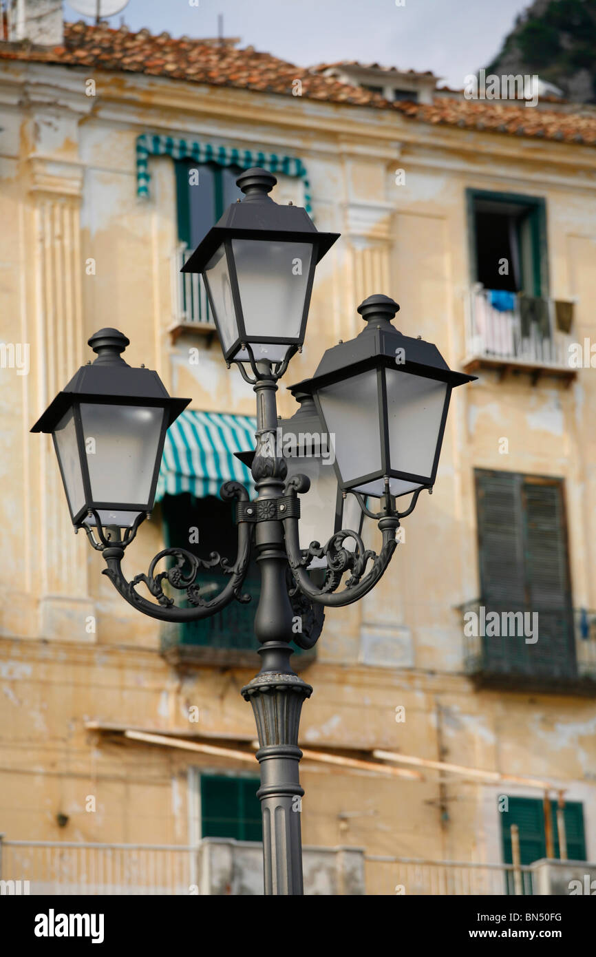 Via la luce di fronte all edificio in Italia Foto Stock