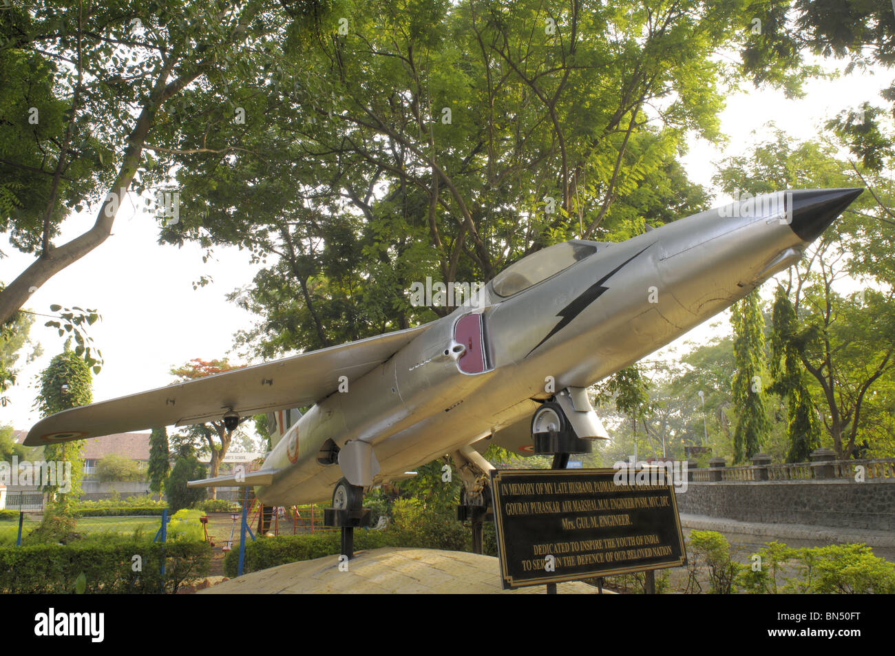 Moscerino - Fighter Aircraft, donato dalla onorevole Gul Engineer nel giardino esterno a ST. Chiesa di Maria di Pune, Maharashtra, India. Foto Stock