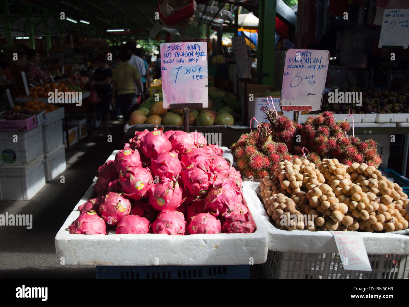 Dragonfruit, longans, rambutan e frutti al mercato Imbi in Kuala Lumpur, Malesia Foto Stock