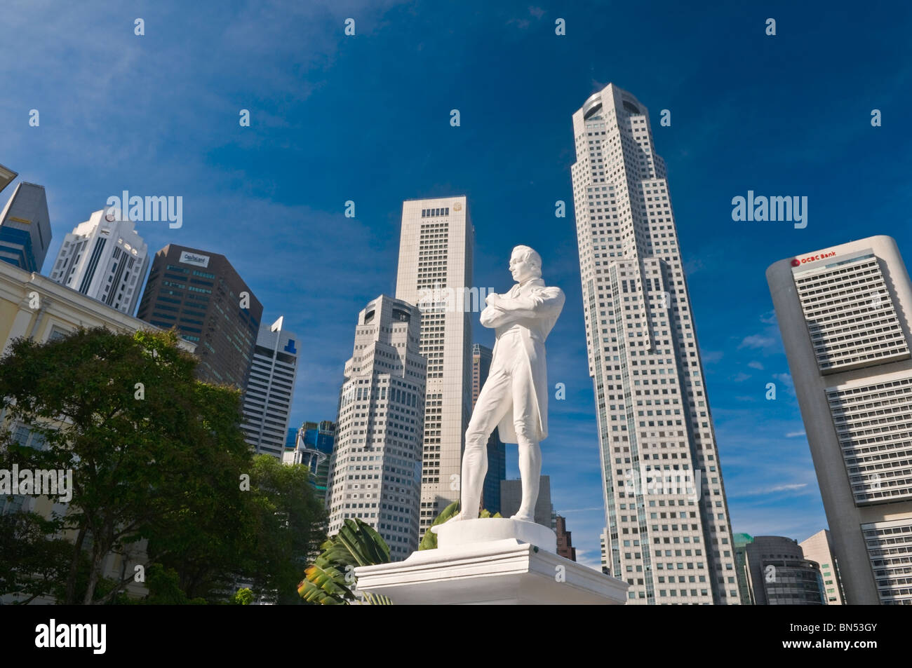 Sir Stamford Raffles statua e il quartiere centrale degli affari di Singapore Foto Stock