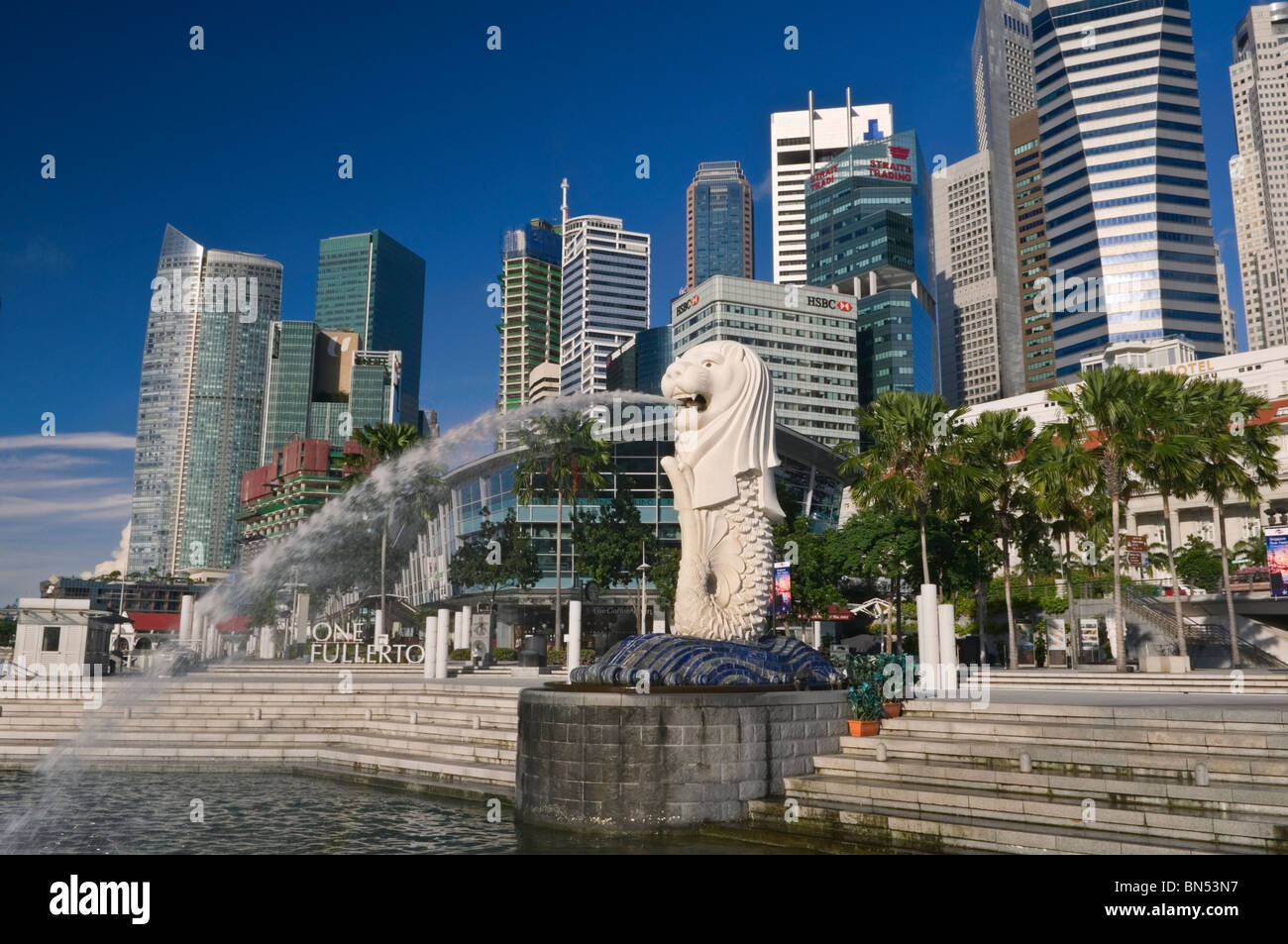 Merlion e il quartiere centrale degli affari di Singapore Foto Stock