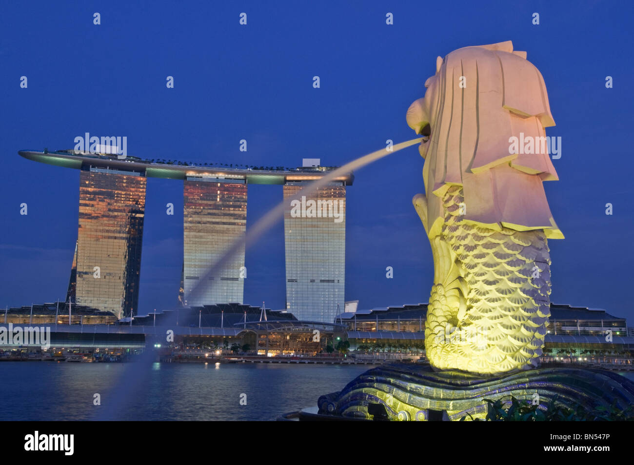 Merlion e Marina Bay Sands Singapore complesse Foto Stock