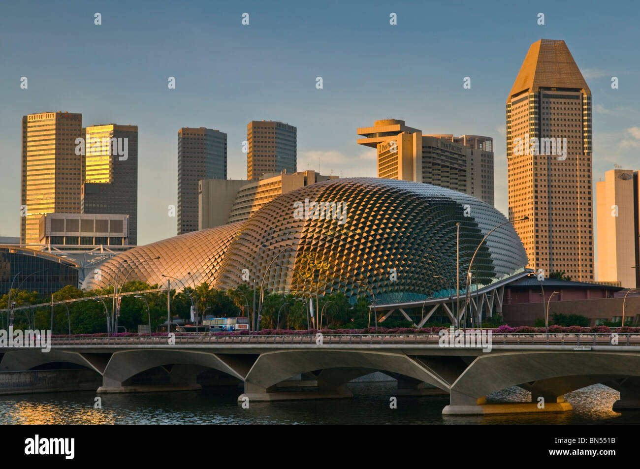 Esplanade Theatre e Esplanade Bridge quartiere centrale degli affari di Singapore Foto Stock