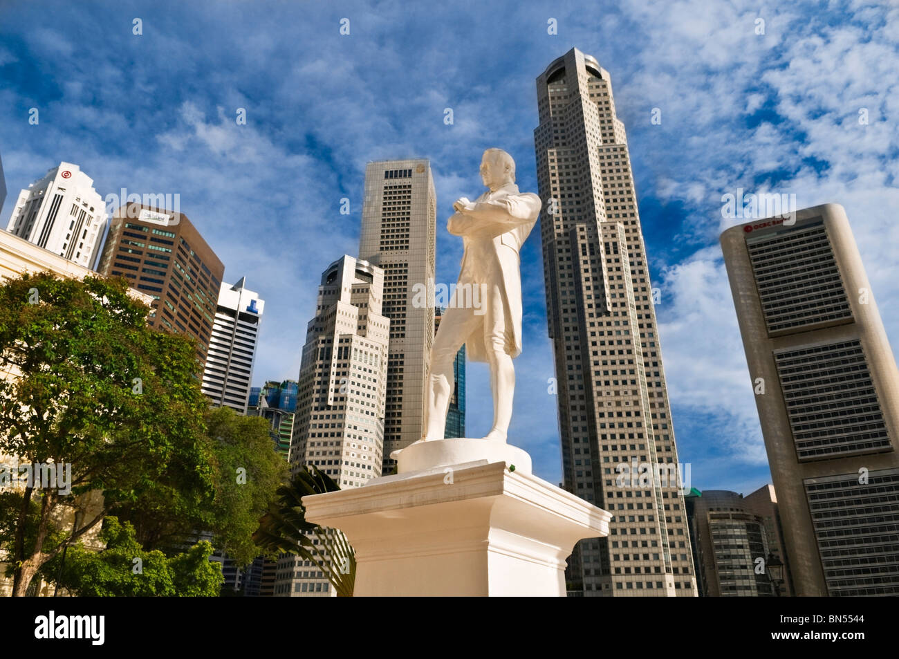 Sir Stamford Raffles statua e il quartiere centrale degli affari di Singapore Foto Stock