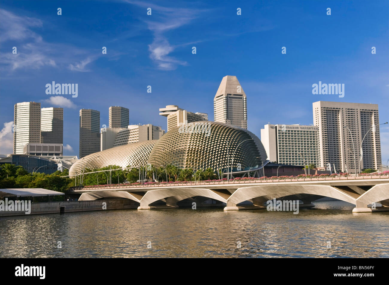 Esplanade Theatre e Esplanade Bridge quartiere centrale degli affari di Singapore Foto Stock