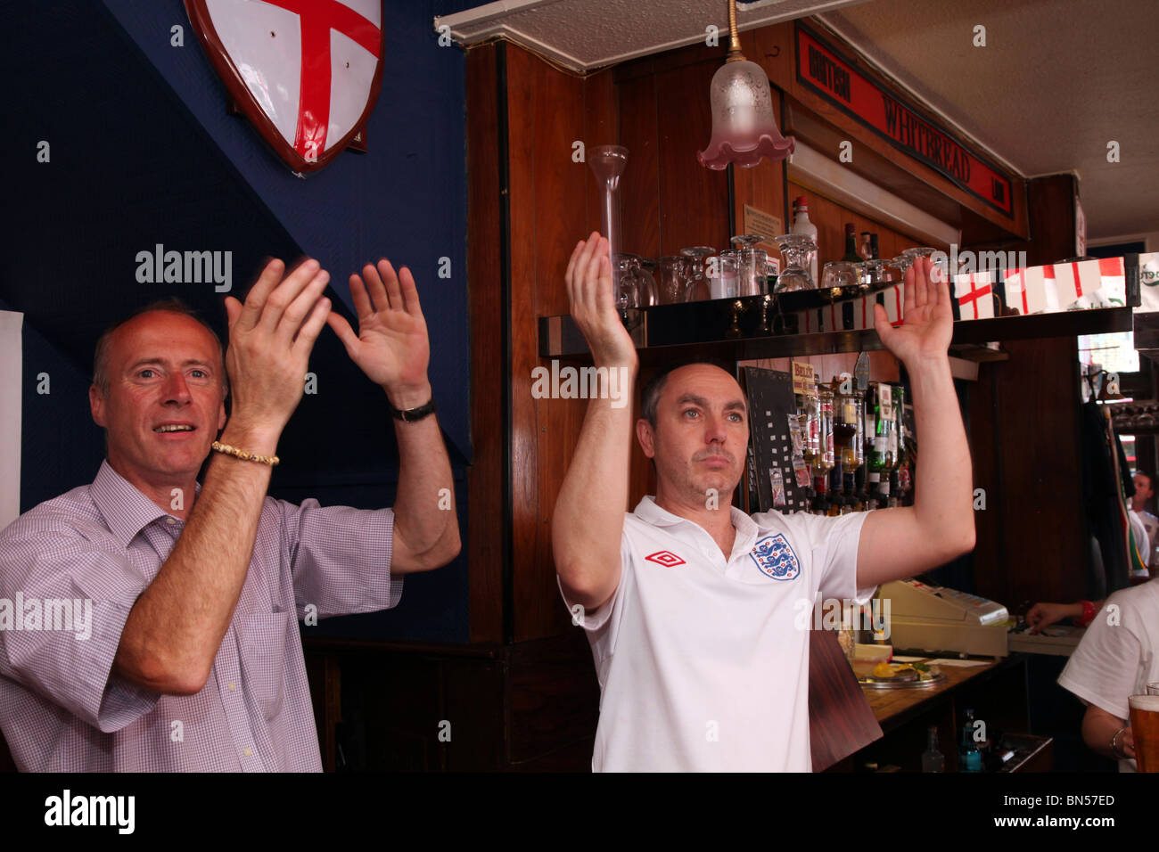 In Inghilterra i tifosi di calcio guardando la Coppa del Mondo 2010 partita contro la Germania in un pub di Londra Foto Stock