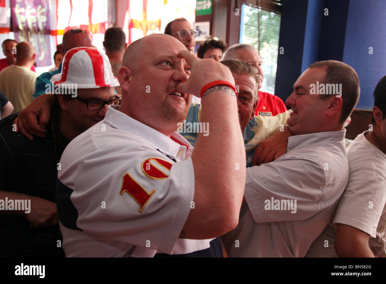 In Inghilterra i tifosi di calcio guardando la Coppa del Mondo 2010 partita contro la Germania in un pub di Londra Foto Stock