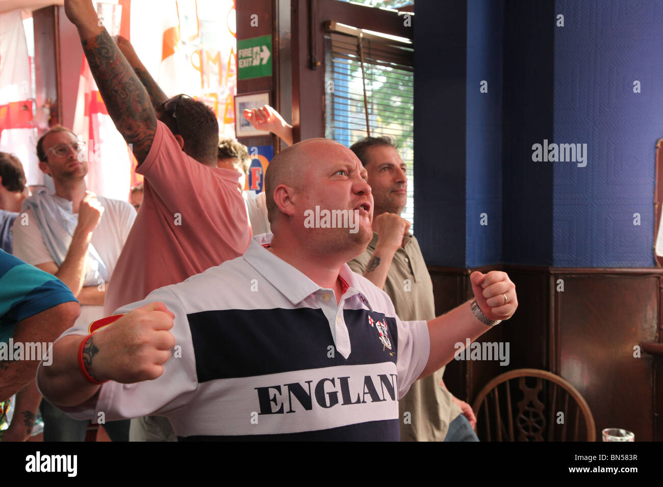 In Inghilterra i tifosi di calcio guardando la Coppa del Mondo 2010 partita contro la Germania in un pub di Londra Foto Stock