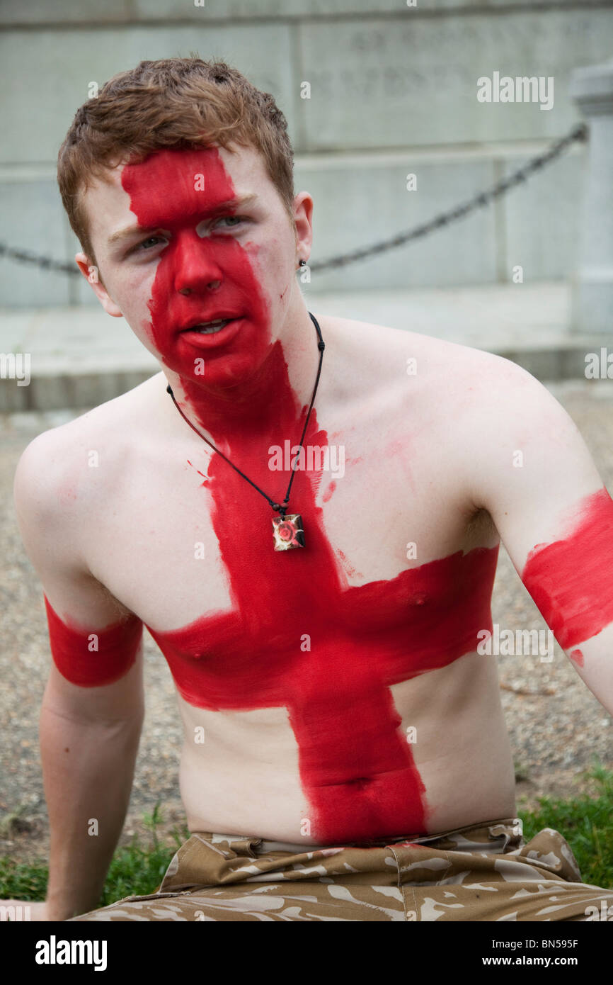 Un England Football fan dipinge se stesso con il St George's Cross bandiera. Foto Stock