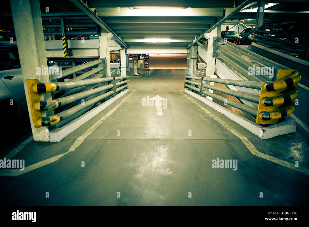 Parcheggio nel garage sotterraneo - interno Foto Stock