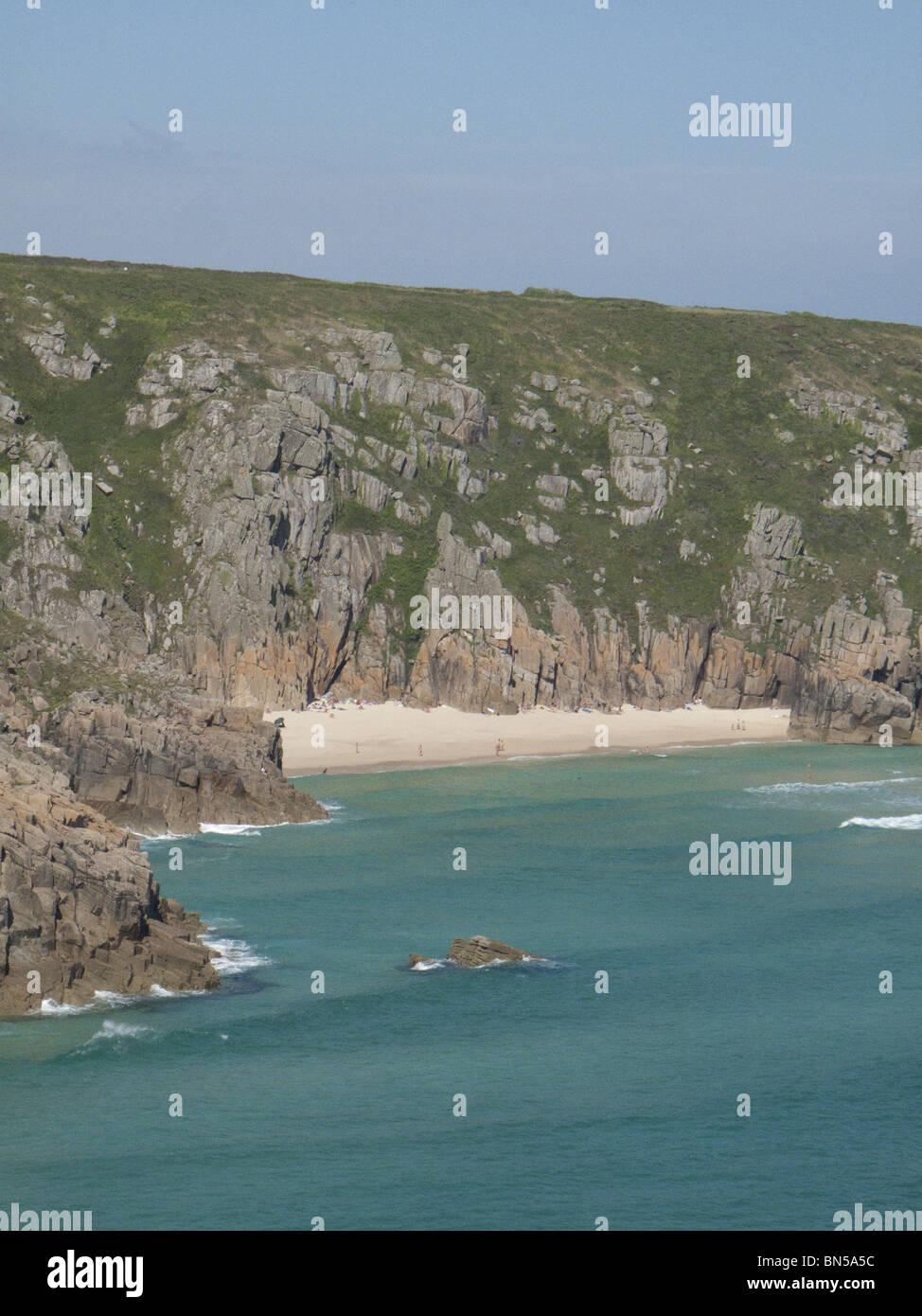 Cornwall Inghilterra Porthcurno Bay beach roccia mare canale inglese oceano Atlantico Foto Stock