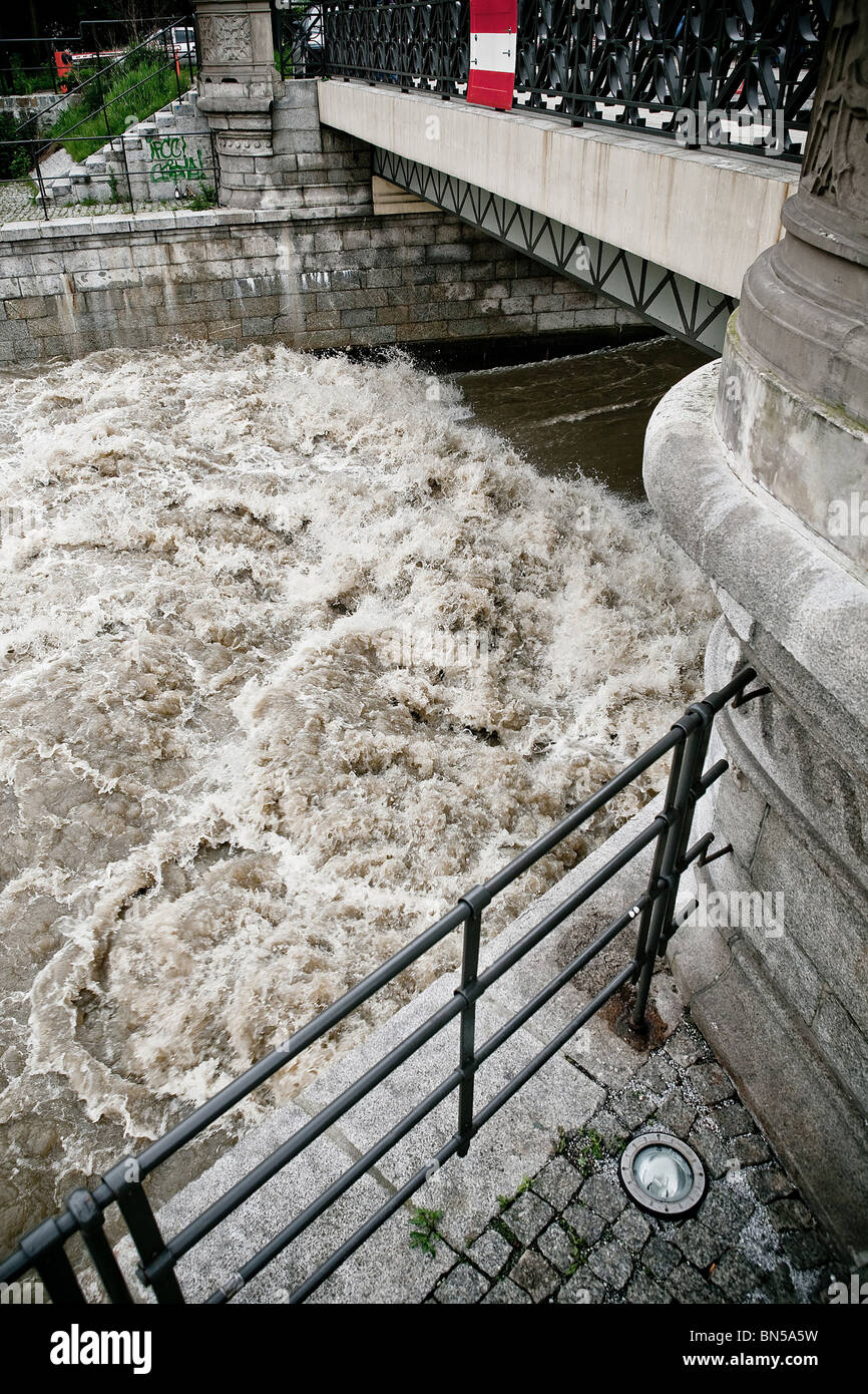 Alluvione di Wroclaw - Accumulazione di acqua sotto un ponte Foto Stock