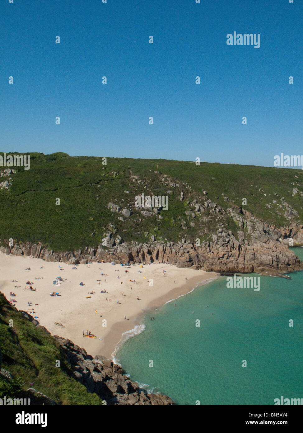 Cornwall Inghilterra Porthcurno Bay beach roccia mare canale inglese oceano Atlantico Foto Stock