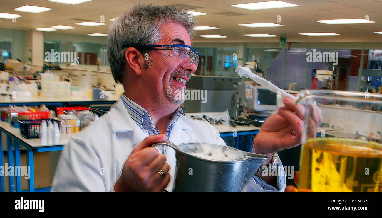 Steve Barton, stivali consulente scientifico per la cura della pelle, test di un mix di proteggere e perfetta di siero di bellezza Foto Stock