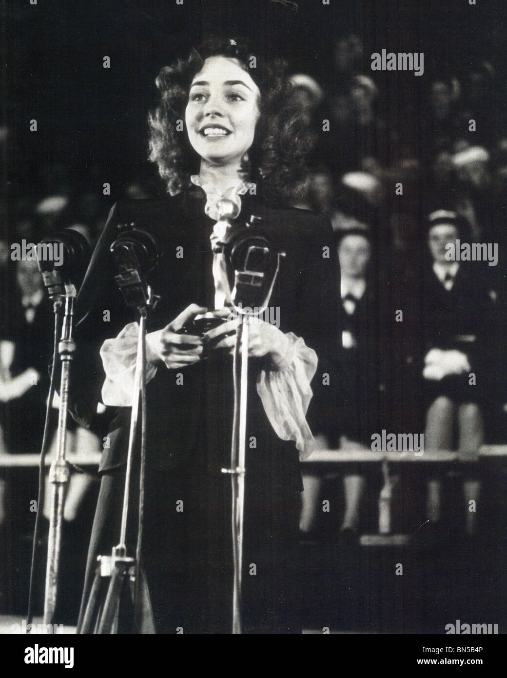 JENNIFER JONES fa il suo migliore attrice accettazione discorso nel 1943 Premi Oscar per il suo ruolo nella canzone di Bernardetta Foto Stock