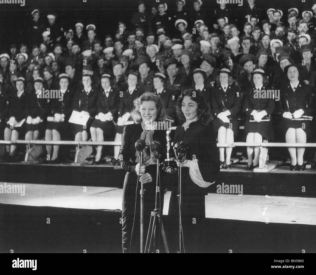 JENNIFER JONES a destra accetta 1943 Miglior Attrice Oscar per il suo film la canzone di Bernadette Da Greer Garson Foto Stock