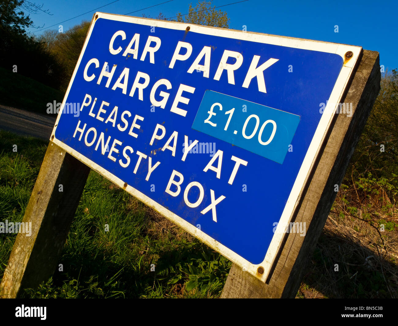 Parcheggio auto onestà box segno a rocce nere vicino Wirksworth nel distretto di Peak Derbyshire England Regno Unito Foto Stock