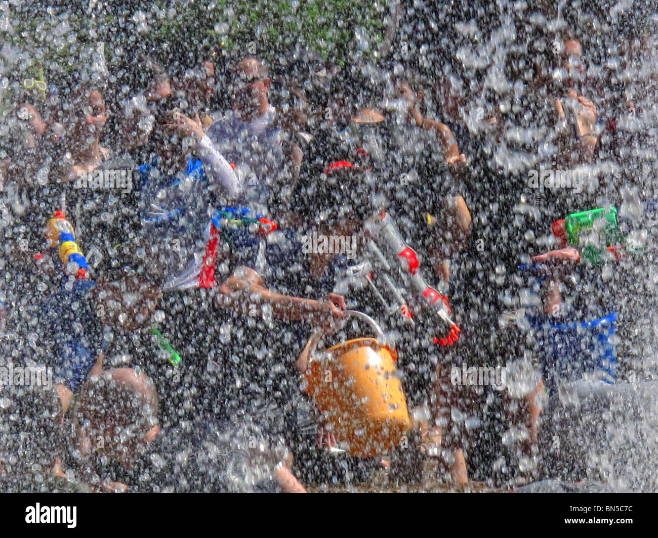I giovani di festeggianti spry acqua su ogni altro durante l'acqua annuale lotta in Rabin Square nel centro cittadino di Tel Aviv Israele Foto Stock