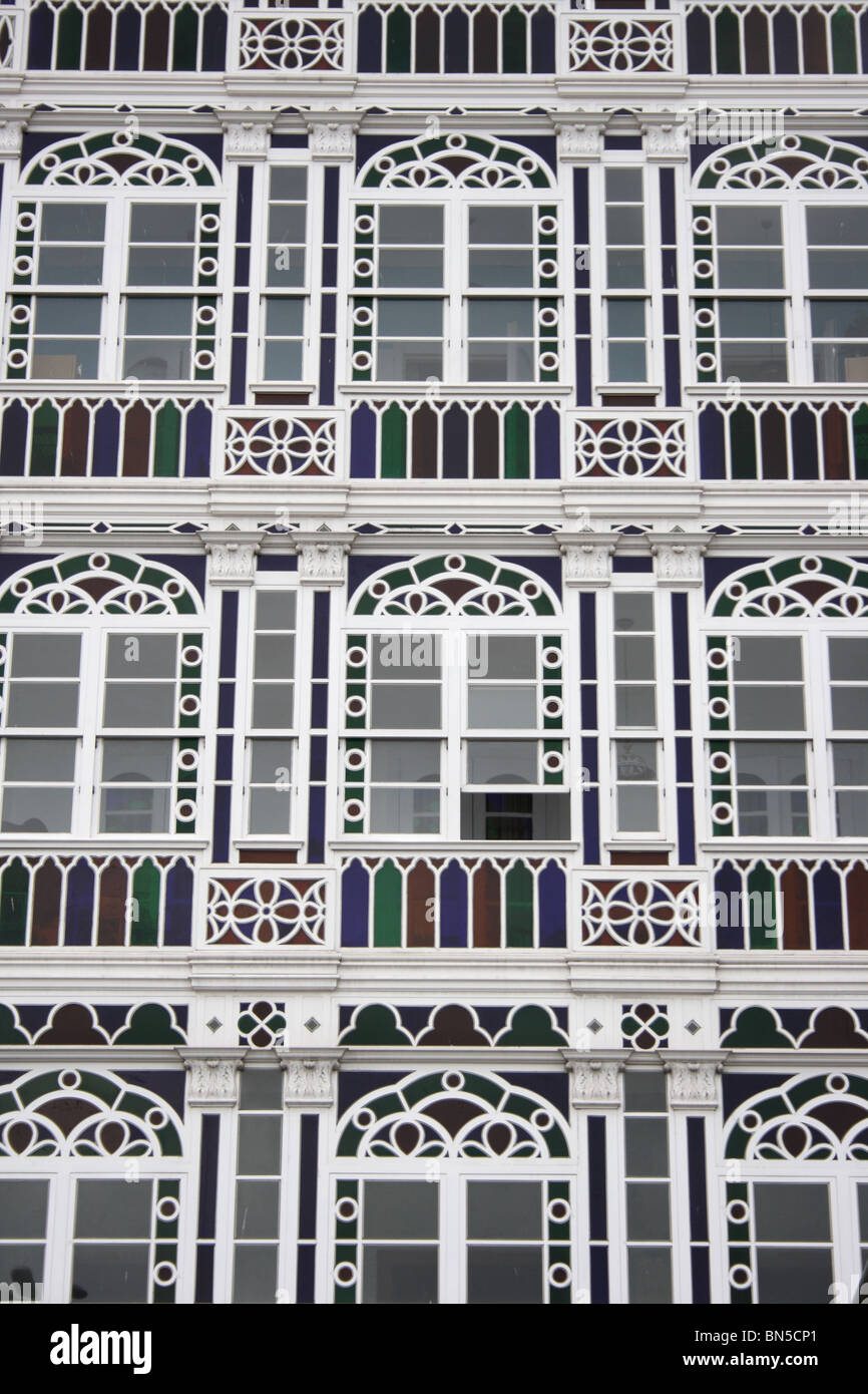 Balconi in vetro sulla Avenida de la Marina, a La Coruna (A Coruña, Galizia, Spagna Foto Stock