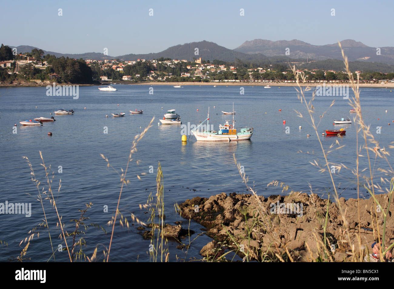 Ria de Baiona, Vigo, Pontevedra, Galizia, Spagna del Nord, con barche da pesca ormeggiate e colline in background Foto Stock