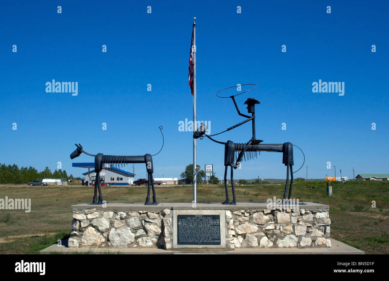 Una scultura in metallo allevatore a Oelrichs, South Dakota, rende omaggio al patrimonio di allevamento della regione con artigianato creativo e orgoglio occidentale. Foto Stock