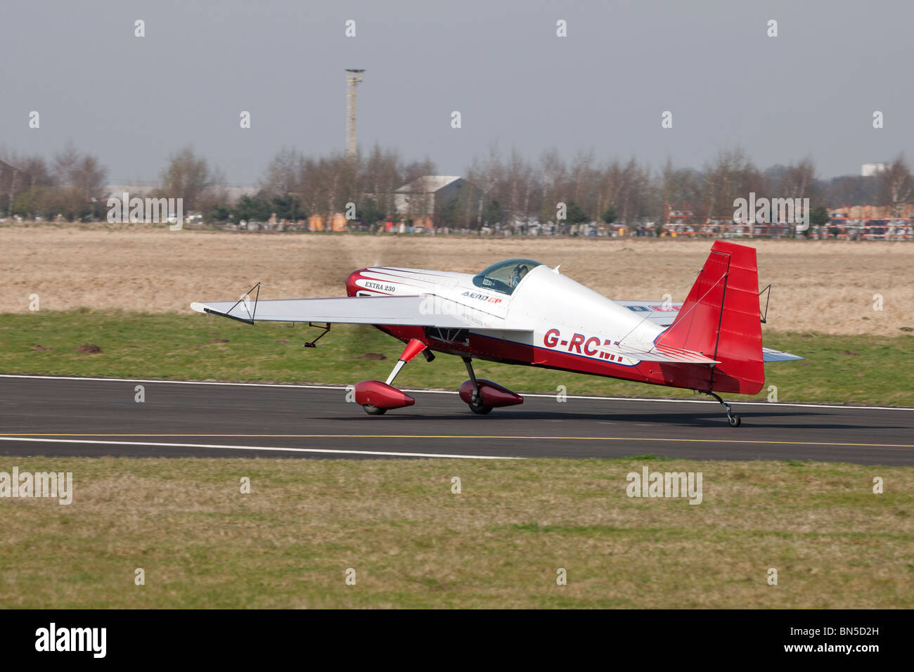 Extra EA230H G-ROMP il decollo dalla pista di Sandtoft Airfield Foto Stock
