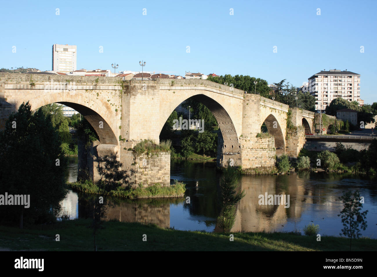 Ponte romano oltre il fiume Mino, Ourense, Orense, Galizia, Spagna Foto Stock