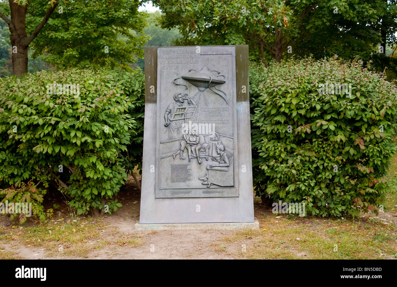 Un monumento per il marziano Landing Site come detto su Orson bene il famoso trasmessi nel 1938 situato in Grovers Mill, New Jersey. Foto Stock