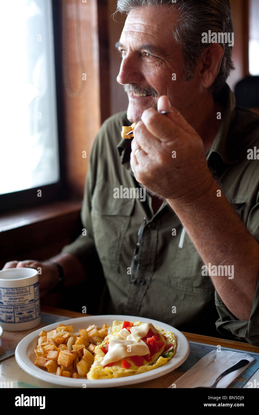Soddisfazione del cliente per gustare il tradizionale American diner prima colazione. Foto Stock