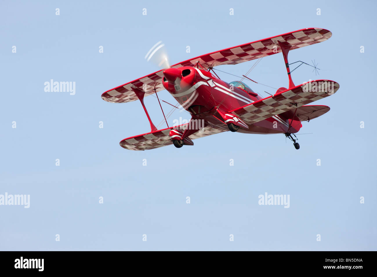 Pitts S-T1 speciali N697RB sull approccio finale a terra alla Aviosuperficie Sandtoft Foto Stock