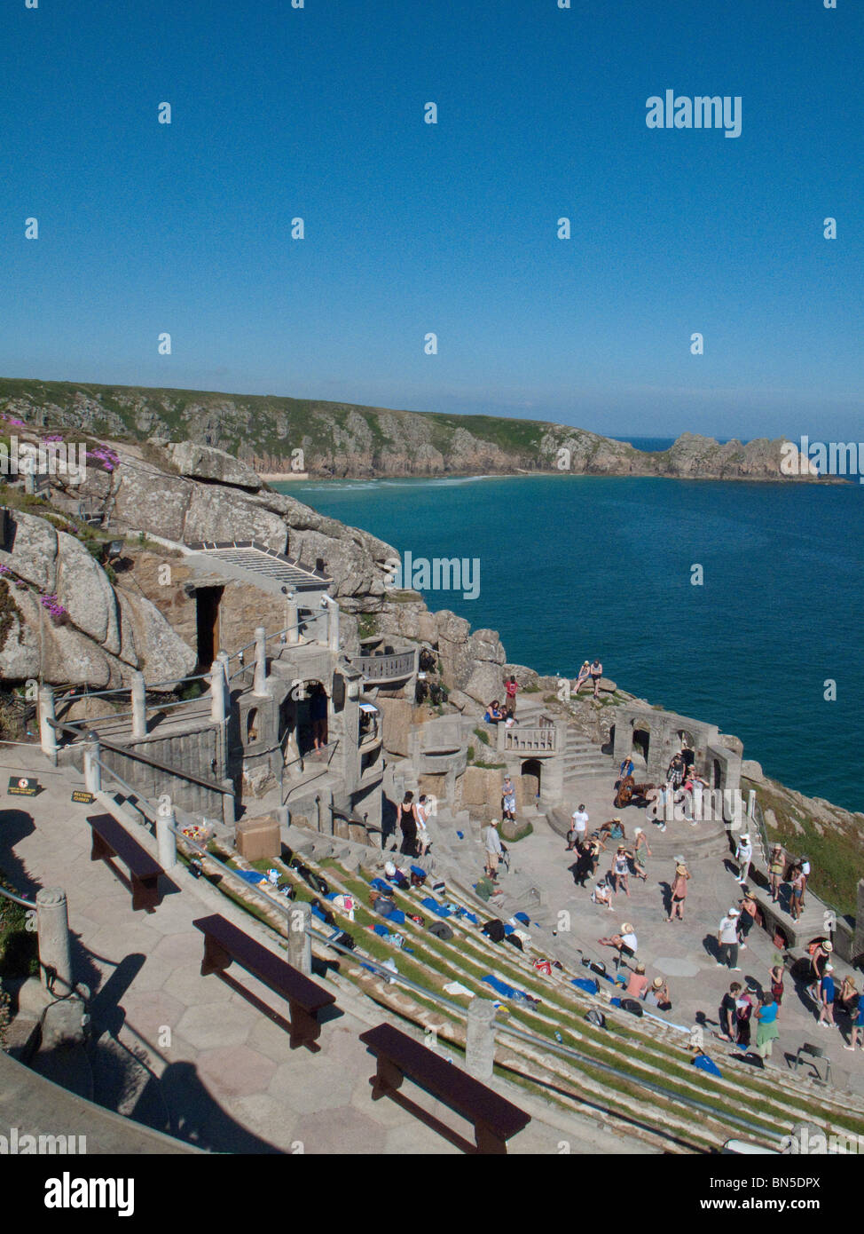 Teatro Minack Cornwall Inghilterra attrazione del punto di riferimento aria aperta vista mare oceano Atlantico terrazza stage Foto Stock