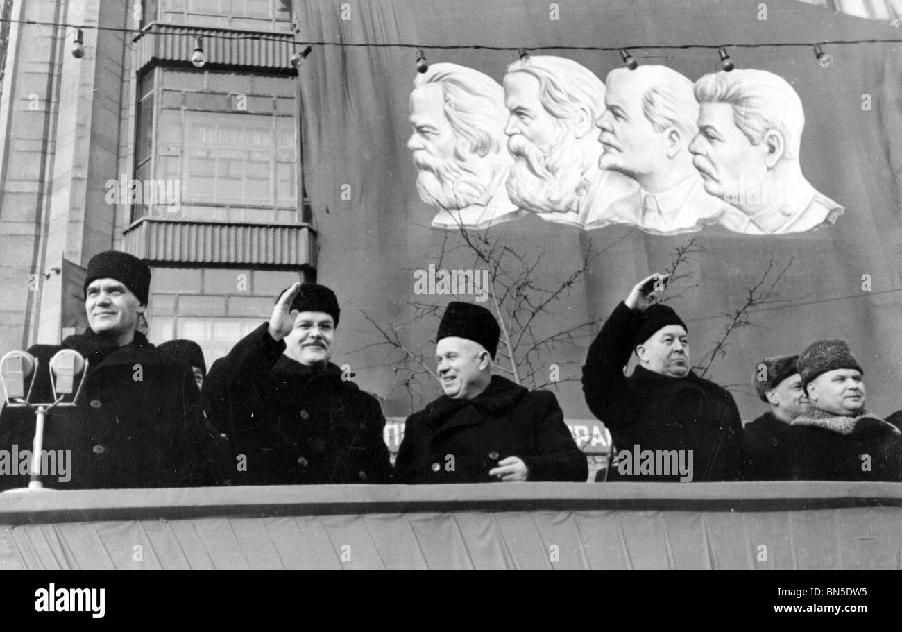 NIKITA KRUSHCHEV (1894-1971) il terzo da sinistra con Molotov in bicchieri durante una visita in Polonia Foto Stock