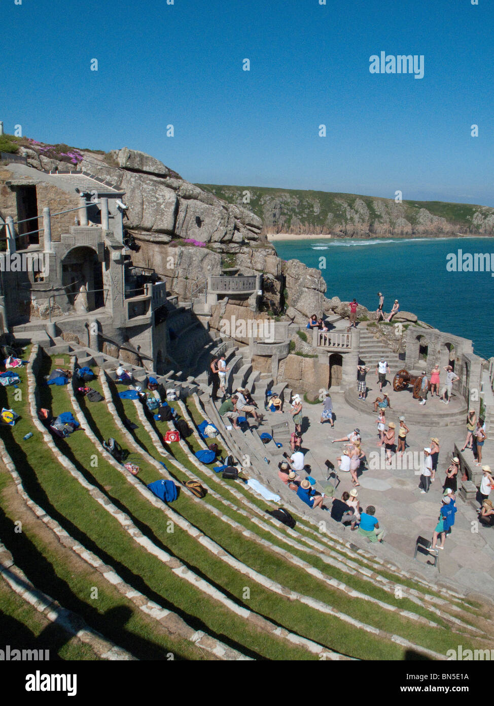 Teatro Minack Cornwall Inghilterra attrazione del punto di riferimento aria aperta vista mare oceano Atlantico terrazza stage Foto Stock