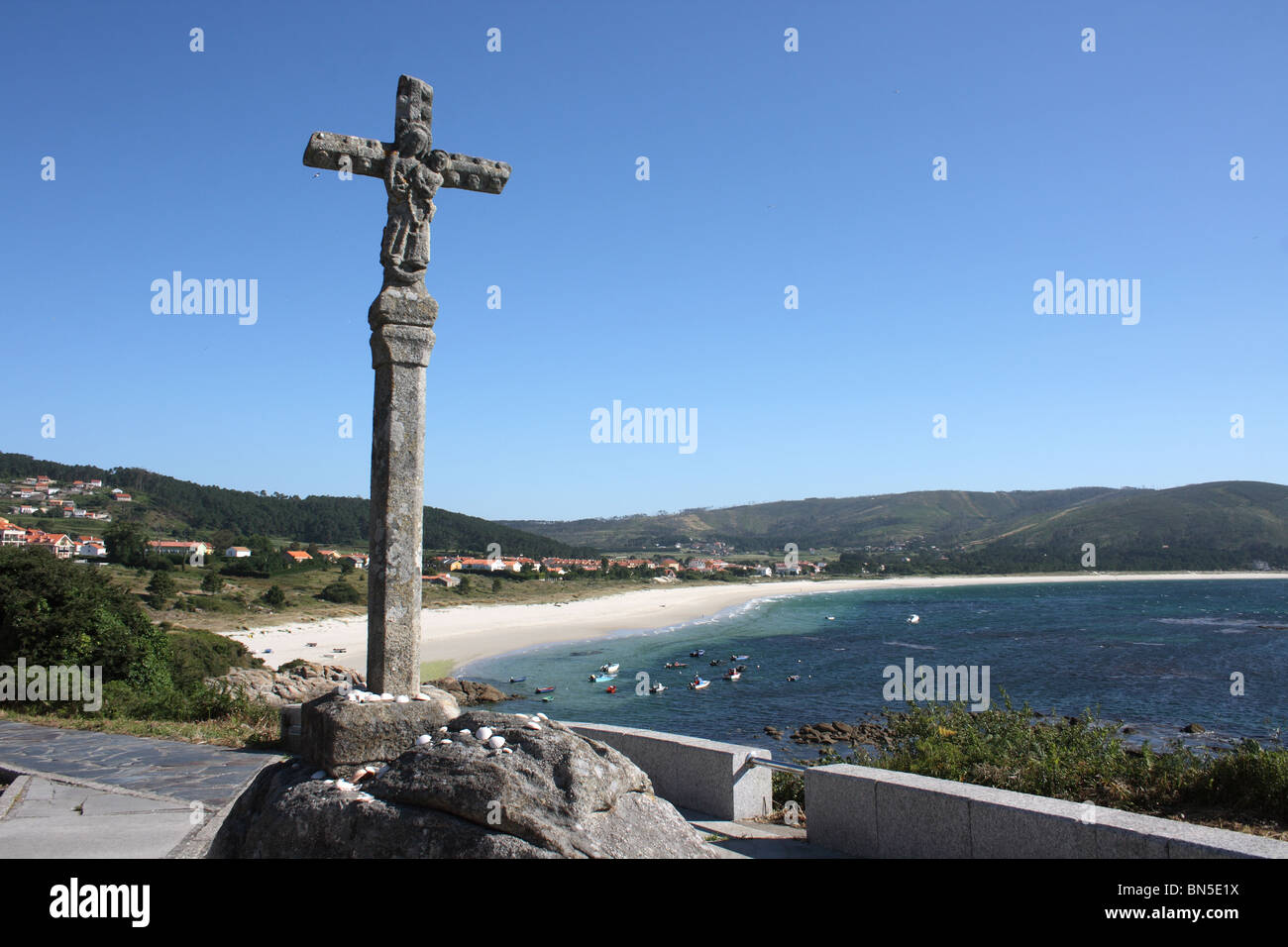 Croce, Cabo Fisterra, Galizia, Spagna, con l'Oceano Atlantico in background Foto Stock