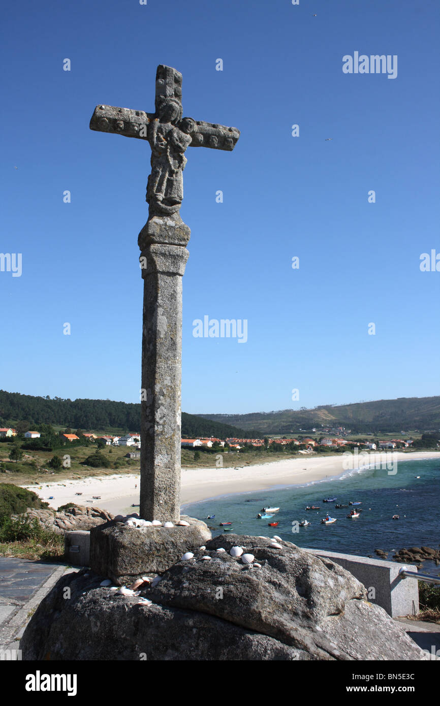 Croce e alla spiaggia di Praia de Langosteira, Cabo Fisterra, Galizia, Spagna Foto Stock