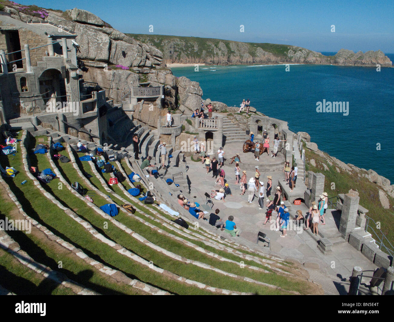 Teatro Minack Cornwall Inghilterra attrazione del punto di riferimento aria aperta vista mare oceano Atlantico terrazza stage Foto Stock