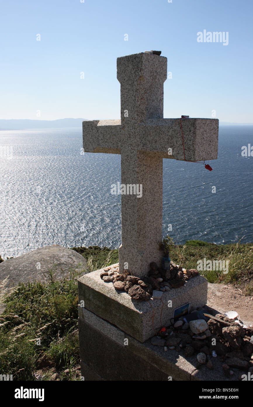 Croce, Cabo Fisterra, Galizia, Spagna, con l'Oceano Atlantico in background Foto Stock
