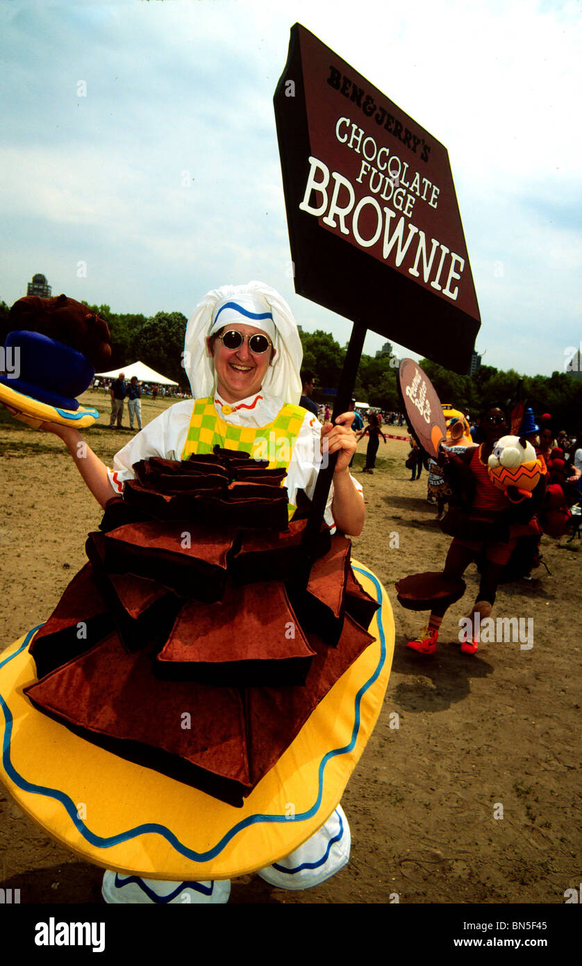 Un attore in un Ben & Jerry's Chocolate Fudge Brownie costume di 'un mondo, un cuore Festival' a New York il 16 maggio 1993 Foto Stock