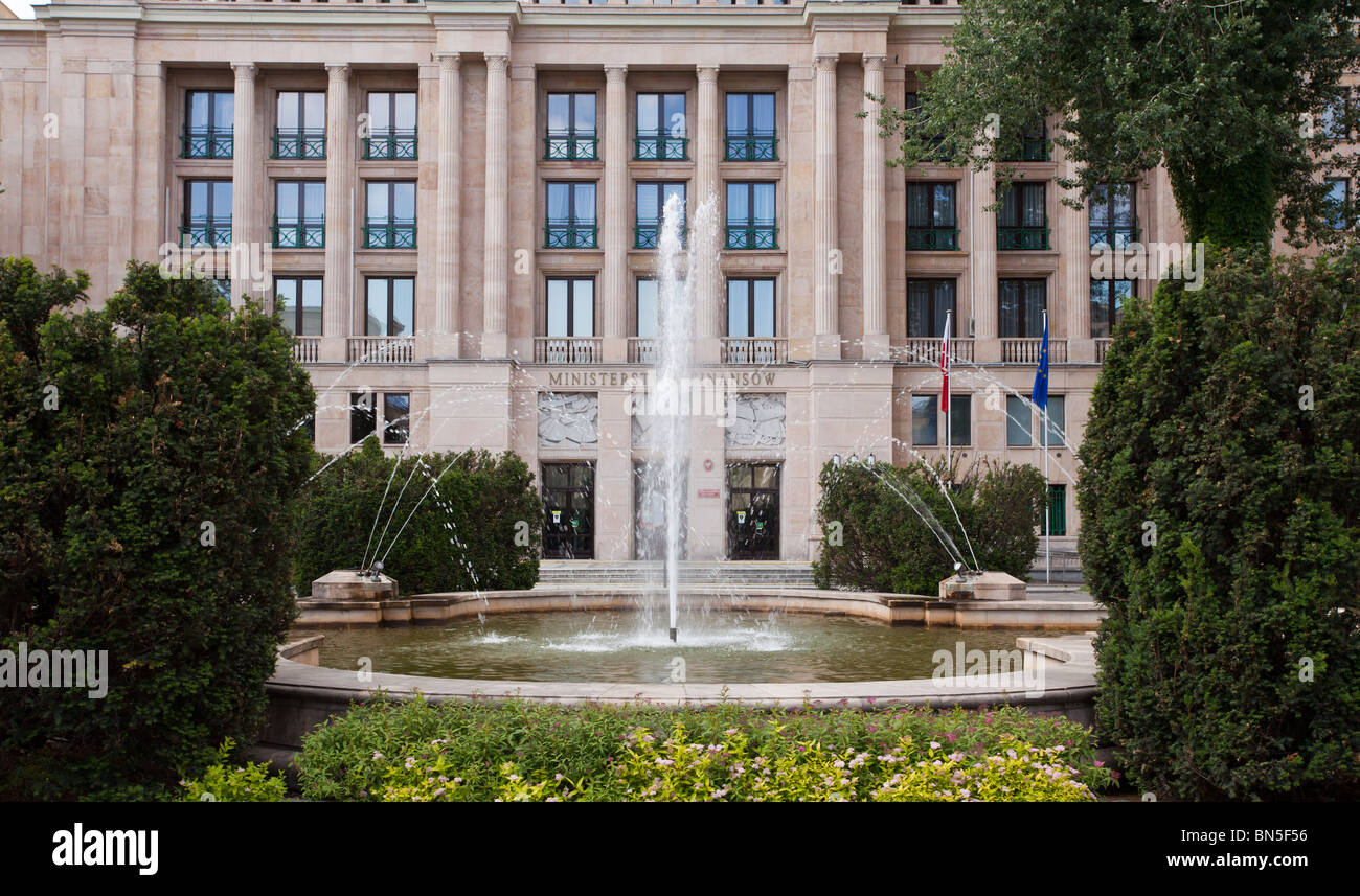 Ministero delle Finanze edificio del centro di Varsavia, in Polonia con la fontana di fronte al vecchio edificio in pietra Foto Stock