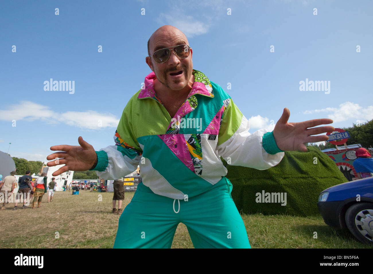 Fancy Dress in 80's tuta shell presso il festival di Glastonbury 2010 Foto Stock