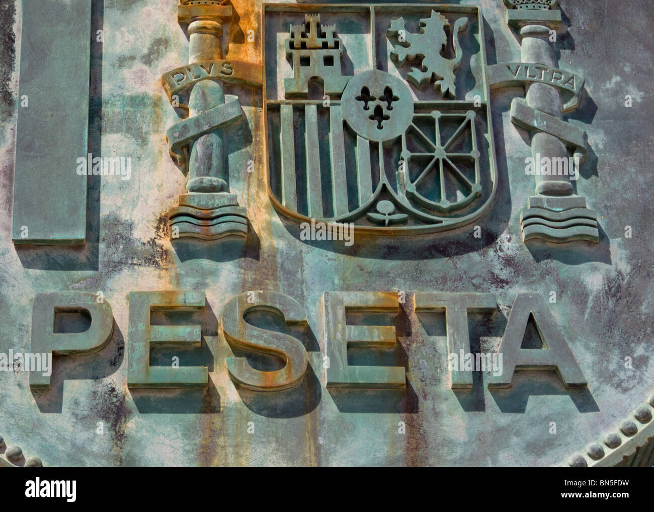 La scultura della peseta sul lungomare di Fuengirola Foto Stock