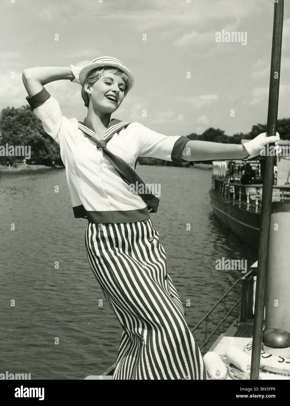 JILL IRELAND (1936-1990) attrice inglese qui durante le riprese di tre uomini in barca nel 1956 Foto Stock