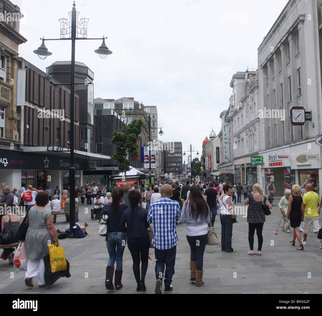 Gli amanti dello shopping sulla zona pedonale di via dello shopping a Newcastle upon Tyne Inghilterra Giugno 2010 Foto Stock